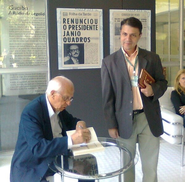 Eu e o escritor Francisco Pereira Rodrigues durante a Feira do Livro de Porto Alegre, em 2011.
