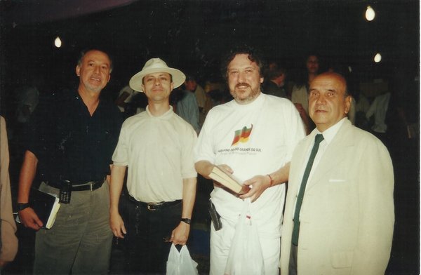 O escritor Dilan Camargo, eu, o cantor e compositor João de Almeida Neto e o poeta César Pereira. Feira do Livro de Porto Alegre.