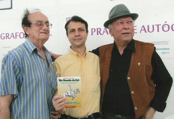 Com os amigos escritores Walter Galvani e José Machado Leal.