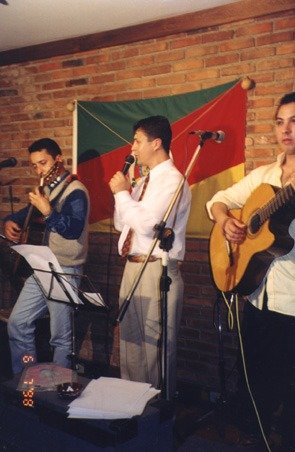 Recitando um poema, na Estância de São Pedro, com Osmar Ferreira e Márcio Ferreira.